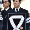 Lee Jung Jae Membawa Tanda Jasa Kebudayaan Geumgwan