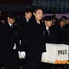 Ju Ji Hoon Mengusung Peti Jenazah Ahn Sung Ki