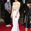 Seo Young Hee memakai gaun putih dengan motif bordir dengan kain transparan di beberapa bagian. Bagian belakangnya juga memperlihatkan punggungnya btw.