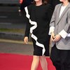 Aktris senior Yoon Yoo Sun hadir dengan mini dress dominasi hitam. Elegan adalah satu kata terbaik buat mendeskripsikannya.