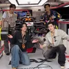 ENHYPEN foto dengan mobil balap di F1 Singapura