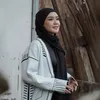 Artis Wanita Bertubuh Mungil