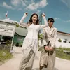 Potret Yono Bakrie tampil dengan jas warna netral dan sepatu hitam saat menikah