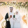 Vebby Palwinta tampil dengan dress putih saat menikah