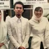 Eross Candra tampil dengan jas putih saat menikah di KUA
