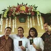Bernard Batubara tampil serasi dengan busana formal putih saat menikah