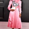 Warn buat Santigold: Jangan kenakan dress standar ke acara semewah Grammy. Lihat dressnya, retro dan tampak biasa saja.