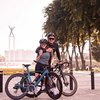 Selalu mesra dan romantis, pasangan ini juga mengisi hari-hari mereka dengan berbagai kegiatan positif termasuk keliling Jakarta dengan sepeda.