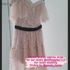 Dress pink dengan gaya open shoulder tersebut merupakan karya dari desainer Indonesia bernama Cynthia Tan.