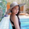 Pevita Pearce Pamer Punggung Mulus