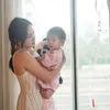 Shandy Aulia Gendong Claire