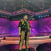 Saat menghadiri salah satu program televisi, Ivan Gunawan tampil chic mengenakan setelan outfit warna hitam yang dihiasi dengan motif emas kece.