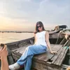 Zahra Sima Pose Santai di Atas Perahu