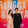 Leya Princy dan El Putra Sarira di depan poster RANGGA &amp; CINTA