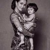 Demikian dengan sosok model Atiqah Hasiholan, kali ini ia terlihat sangat kompak dengan anaknya.