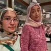 Desy Ratnasari jalan-jalan berdua dengan putrinya.
