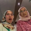 Desy Ratnasari selfie dengan putrinya.
