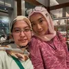 Desy Ratnasari selfie dengan putri tercinta.