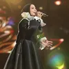 Lesti Kejora pegang mic bernyanyi di panggung