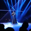 Lesti Kejora di bawah cahaya biru