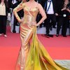 Aishwarya Rai kembali memilih gaya mermaid ketika tampil di red carpet Festival Film Cannes. Tahun 2014 lalu ia pernah memakai gaun bertema mirip, dan kali ini ia memilih gaya serupa.