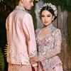 Jennifer Coppen pakai kebaya pink