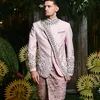 Justin Hubner berpose dengan baju pengantin