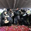 Olla Ramlan Jatuh Pingsan di Pemakaman Ibunya