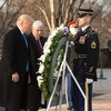 Sebelum hadir di acara makan malam, Trump juga sempat mengunjungi Arlington National Cemetery. Ini merupakan salah satu agenda yang biasa dilakukan para presiden terpilih sebelum resmi dilantik.