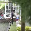 Tsania Marwa jemput kedua anaknya.