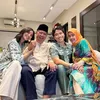 Vidi Aldiano Bersama Orang Tua dan Istrinya
