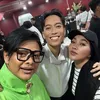 Vidi Aldiano foto bareng Armand Maulana dan Dewi Gita