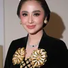 Dewi Perssik sanggul dan kebaya hitam