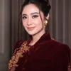 Dewi Perssik kebaya merah