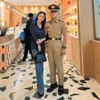 Dewi Perssik berdiri bersama anaknya