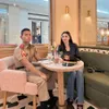 Dewi Perssik duduk di cafe bersama anak