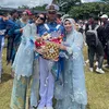 Dewi Perssik peluk Gabriel kala lulus pendidikan