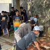 Dewi Perssik Pakai Kerudung
