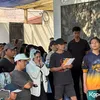 Dewi Perssik Pegang Pipi
