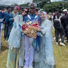 Dewi Perssik bersandar di bahu anak