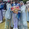 Dewi Perssik di Kelulusan Anaknya