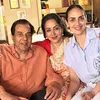 Dharmendra dan Esha Deol foto bareng Hema Malini