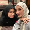Dhini Aminarti selfie dengan Paula Verhoeven.