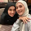 Dhini Aminarti dan Paula Verhoeven sama-sama cantik.