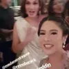 Dian sastro dan luna maya di nikahan Raisa Hamish
