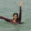 Lara berenang indah dalam film The Fox King