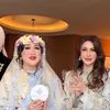 Diana Pungky dan Paramitha pakai gamis