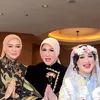 Paramitha Rusady berdiri di samping Marini Zumarnis