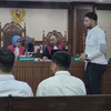 Ammar Zoni berdiri di ruang sidang