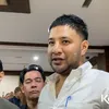 Ammar Zoni bicara dengan wartawan